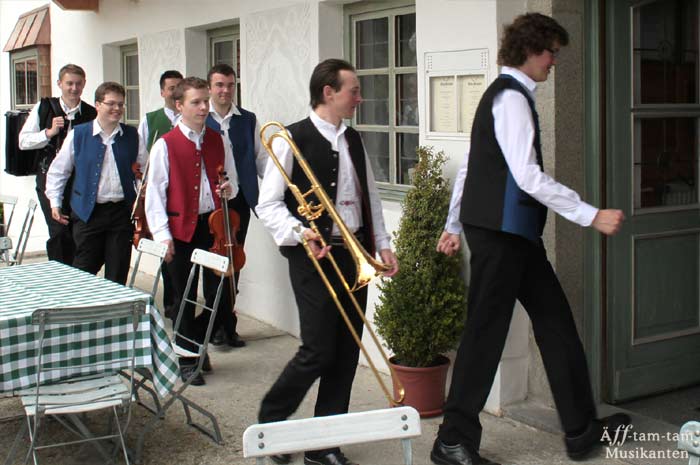 aeff-tam-tam.de
Äff-tam-tam - Musikanten
Sieben auf einen Streich sorgen mit ihrem Gebläse für die richtige Windrichtung