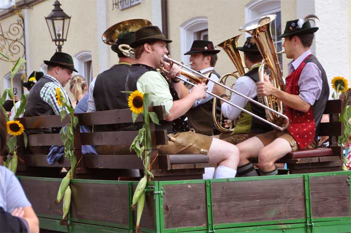 gsteckenriebler.de
Bayerische Volksmusik
mit Holz, Blech, und einem Haufen heiße Luft.