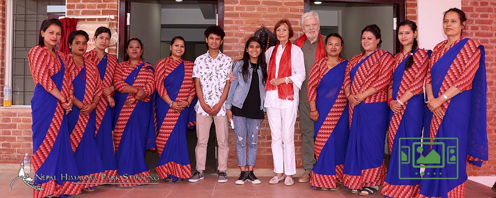 das slideshow-Fenster für 'nepal-himalaya-pavillon.de' anzeigen ...

Namaste :: ASHA bedeutet HOFFNUNG :: Sie sehen Impressionen von der feierlichen Eröffnung der ASHA Schule in Kadmandu.